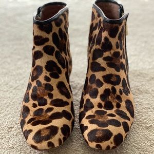 Fun leopard flat booties 🐆